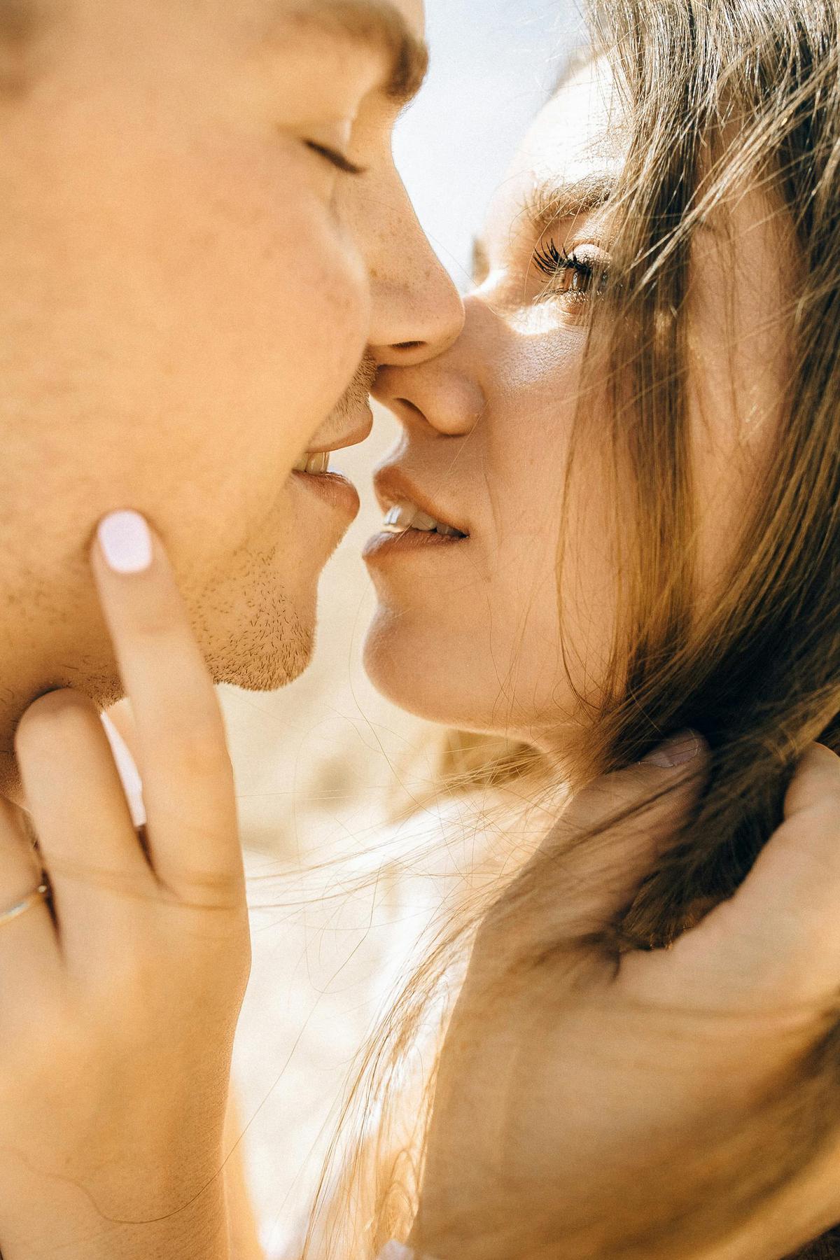 Conexión sexual | Descubre las zonas erógenas de tu pareja a través de señales no verbales. Fuente: Pexels