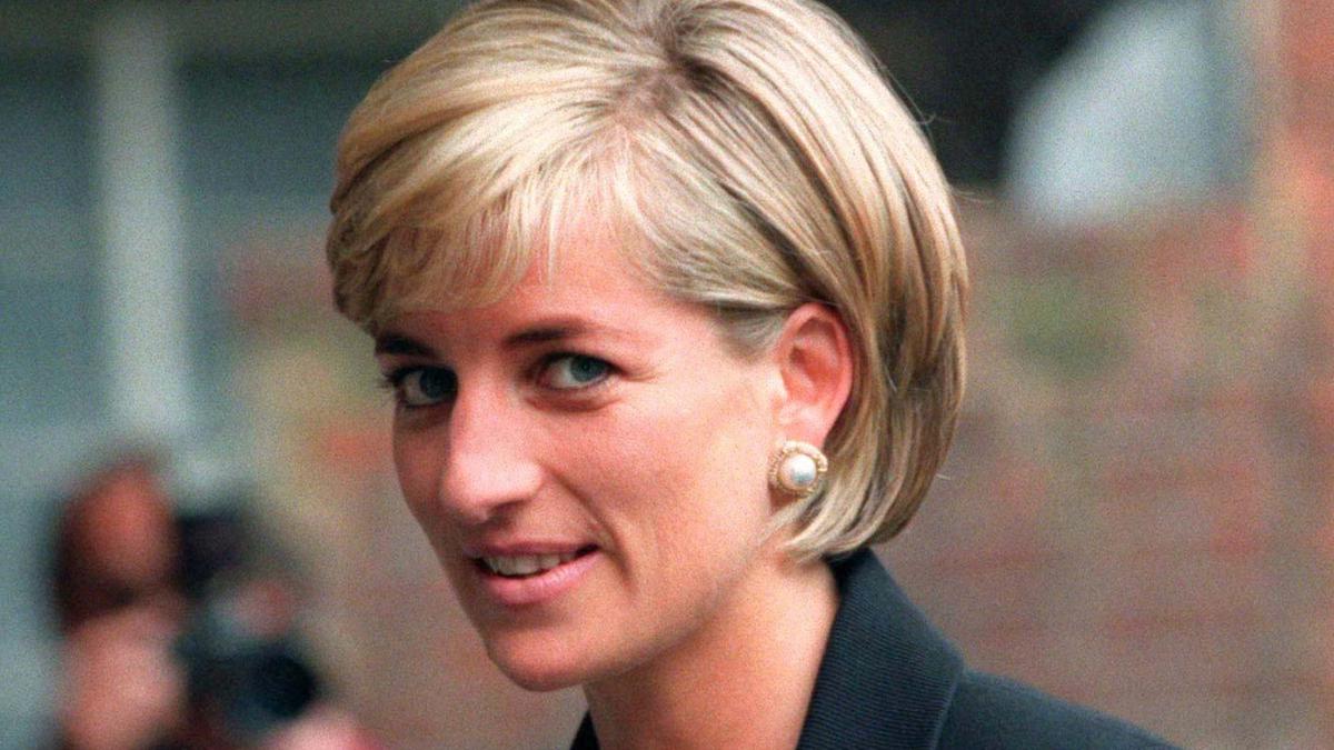 La Prinecesa Diana de Wales murió en un accidente automóvilistico.