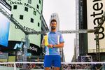 Novak Djokovic abandona la raqueta y muestra sus otras habilidades ante 20,000 personas