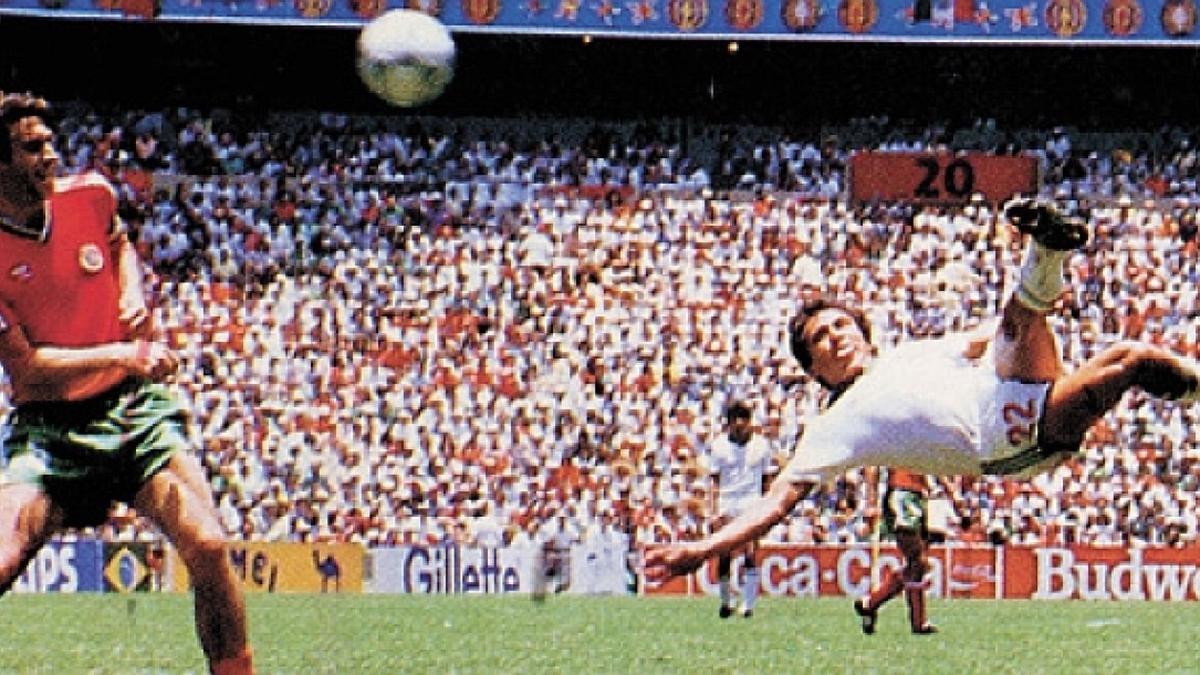 Manuel Negrete es el autor de uno de los mejores goles en Mundiales.