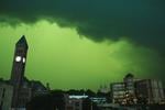 Cielo verde aterroriza a EU; te explicamos la preocupante razón