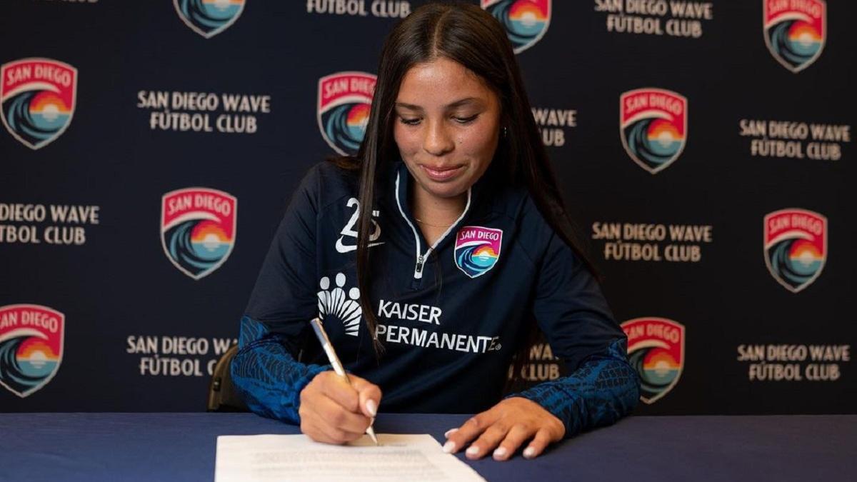 Melanie Barcenas | La joven firmó su primer contrato por tres años.