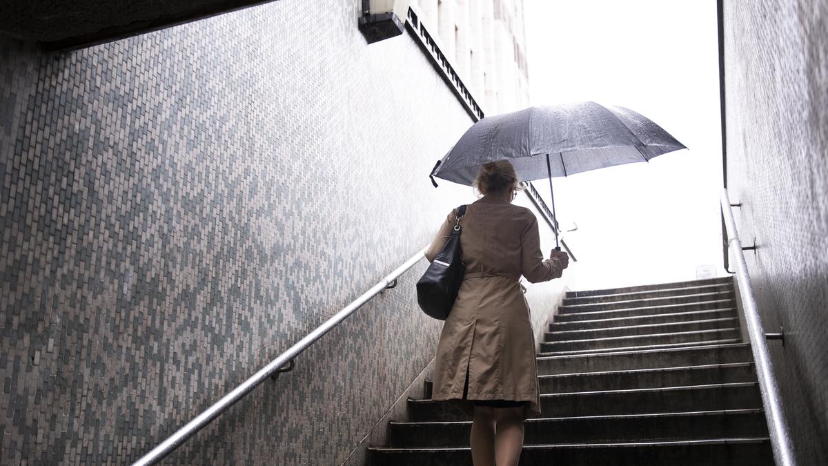 Temporada de lluvias | Aumenta tu precaución al subir y bajar escaleras, especialmente en superficies mojadas. Fuente: Freepik