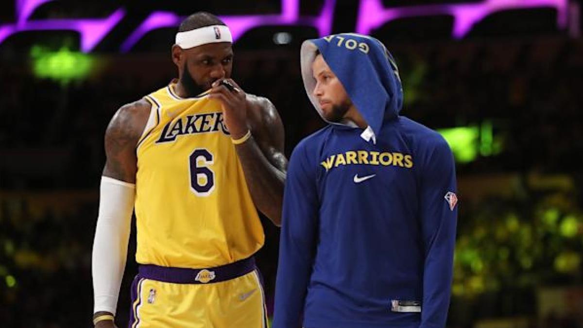 LeBron James y Stephe Curry son dos de los jugadores que más dinero generan en la NBA.