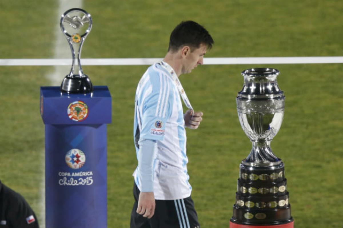 Lionel Messi subcampeón de América | Lionel Messi pasa a lado del trofeo de la Copa América (Getty Images)