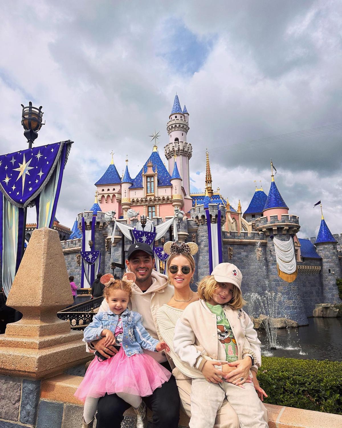  | Carlos Vela y su familia en Disney. Fuente: Instagram @carlosv11_