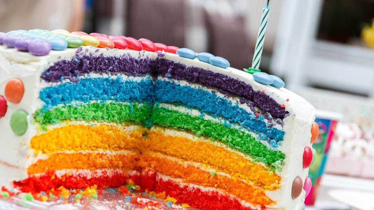 Mes LGBTTTIQ+ | Prepara un delicioso pastel con la bandera LGBT para celebrar con tus amigos