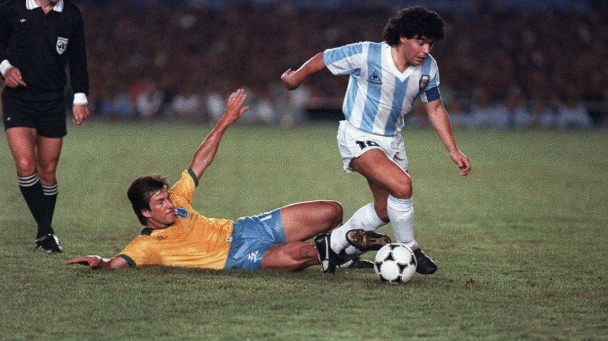 Brasil contra Argentina en 1989 | Diego Armando Maradona contra Dunga en la Copa América 1989 (AP)