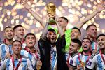 Así alzó Messi la Copa del Mundo al cielo, para acercarla a Maradona