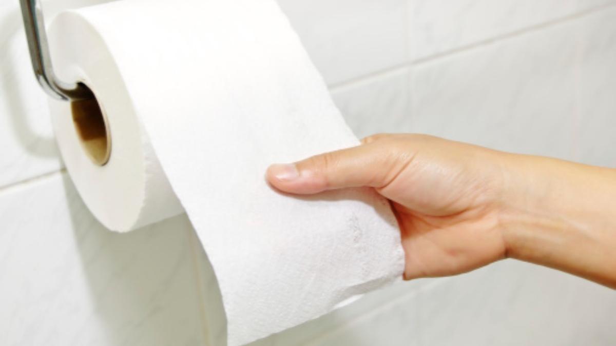  | Aquí te contaremos qué es más recomendable: tirar el papel sanitario en el inodoro o en un cesto de basura.