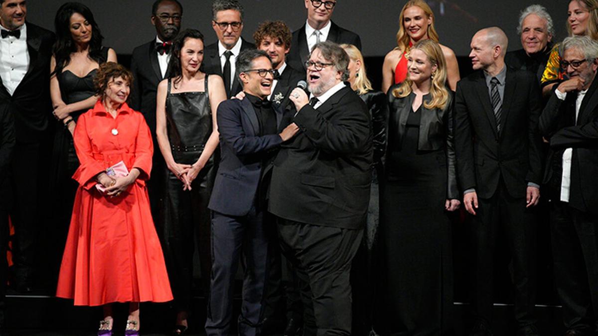  | Gael García y Guillermo del Toro cantaron en Cannes.