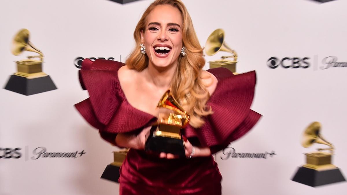  | Adele se llevó un premio en la ceremonia de los Grammy de ayer domingo. 