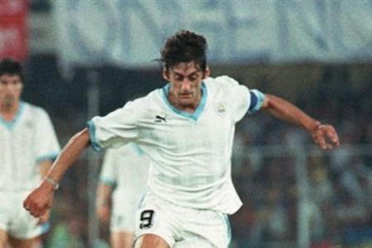 Enzo Francescoli, jugador de Uruguay | Enzo Francescoli, jugador de Uruguay en la década de los ochentas y noventas disputando un juego de Copa América (EFE)