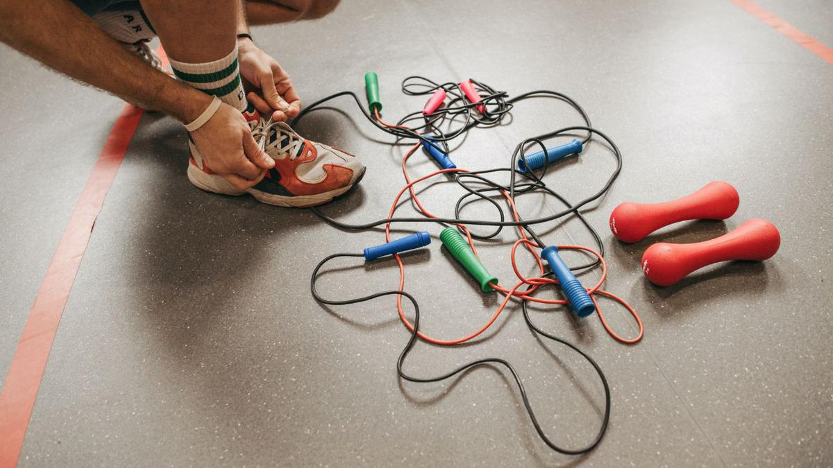 Saltar la cuerda | 10 ejercicios cardiovasculares fáciles en casa, sin necesidad de equipo.
Foyo: Pexels