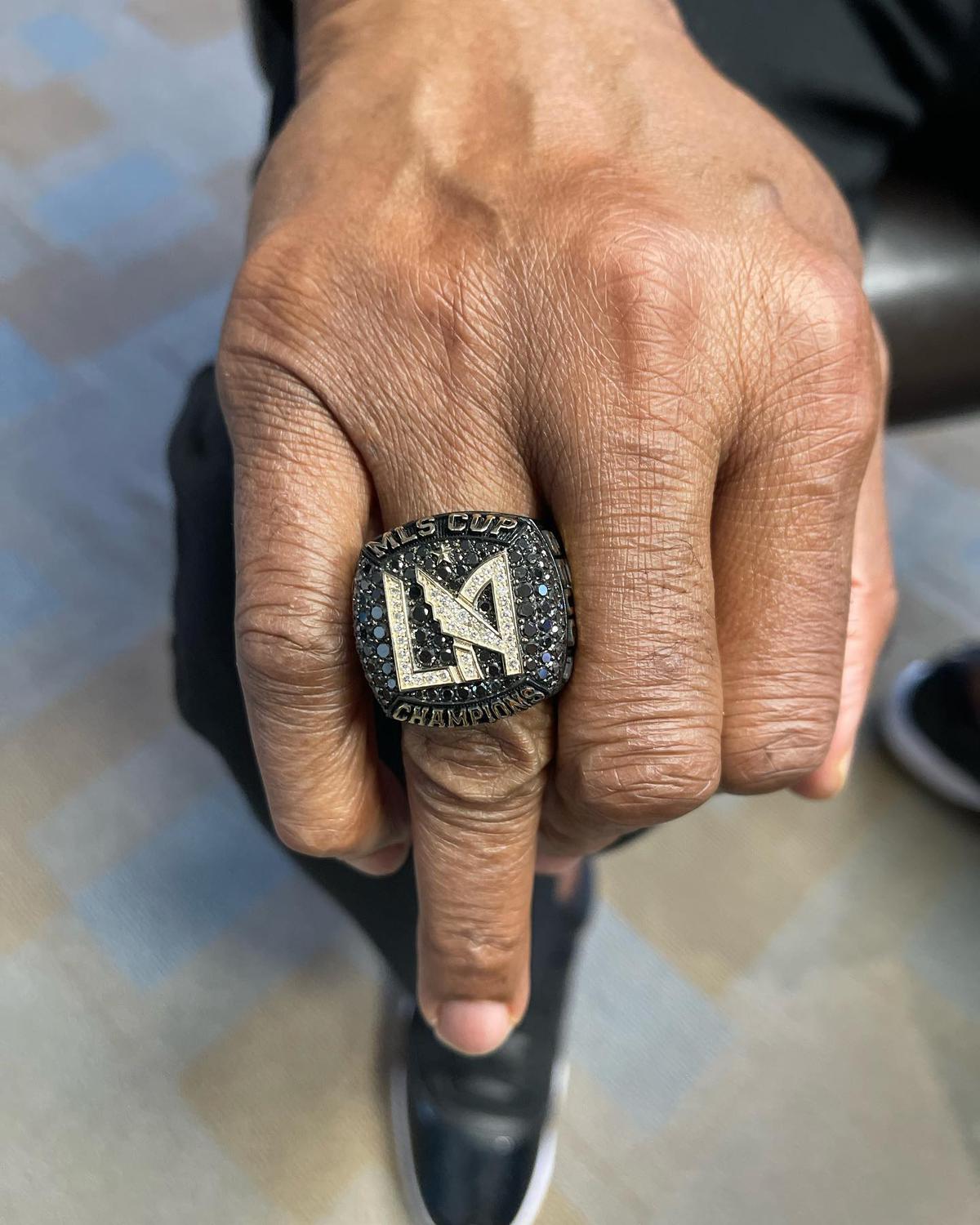  | El anillo de Magic Johnson. Fuente: Instagram @magicjohnson