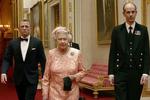 (VIDEO) La única vez en la que la reina Isabel apareció en un sketch con James Bond