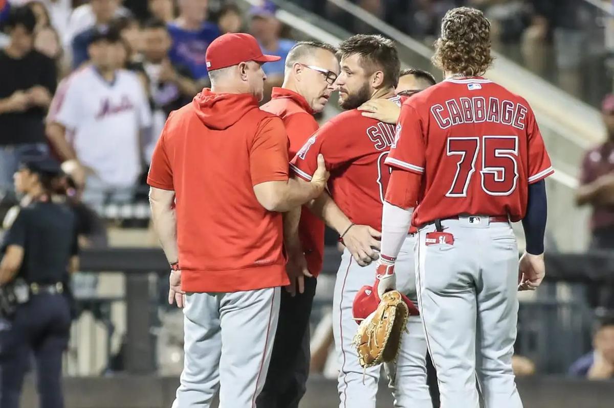 Chase Silseth | El beisbolista de los Angelinos recibió un duro pelotazo y debió ser hospitalizado. Crédito: Wendell Cruz-USA TODAY Sports.