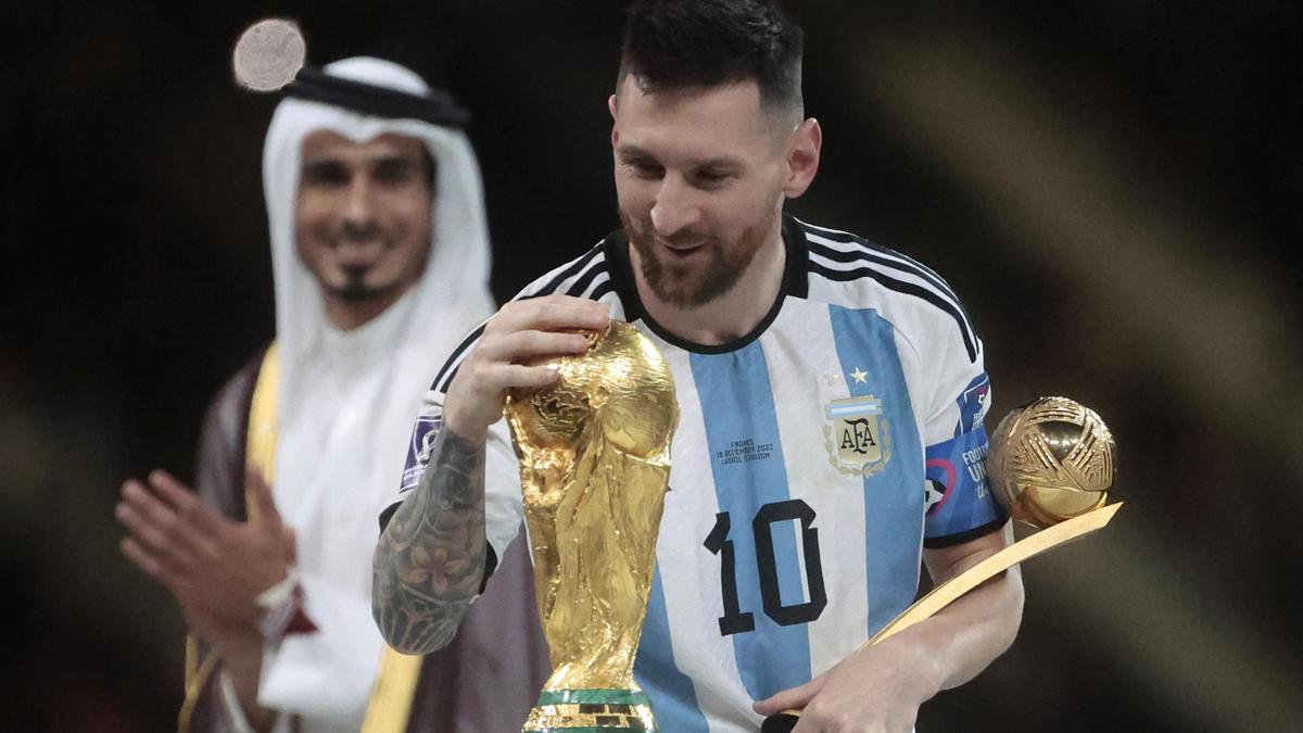 Futbol | Lionel Messi besa la Copa del Mundo.