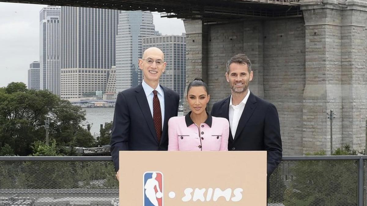Instagram @kimkardashian | Kim Kardashian y Adam Silver en el lanzamiento de la nueva alianza entre Skims y la NBA.