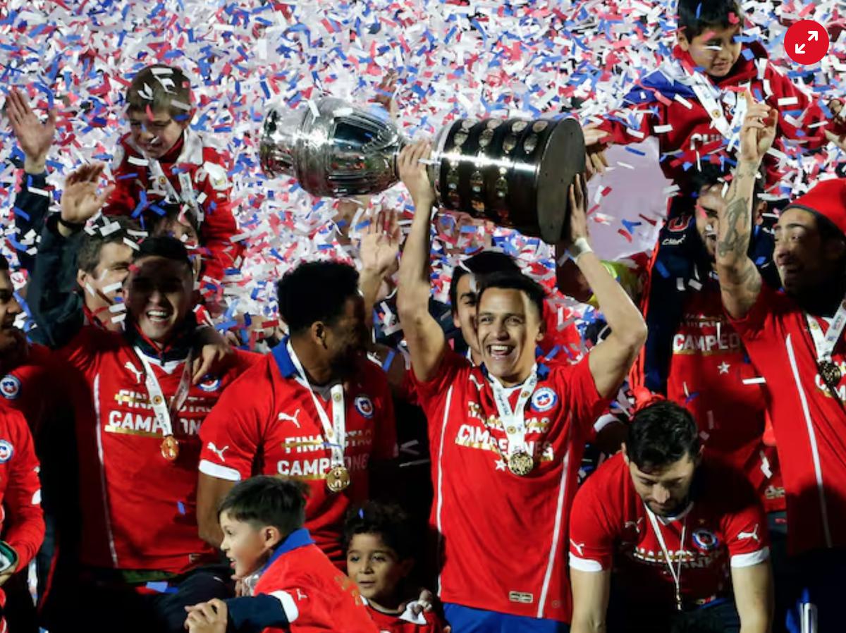 Chile campeón | Alexis Sánchez levanta el título de campeón (Conmebol)