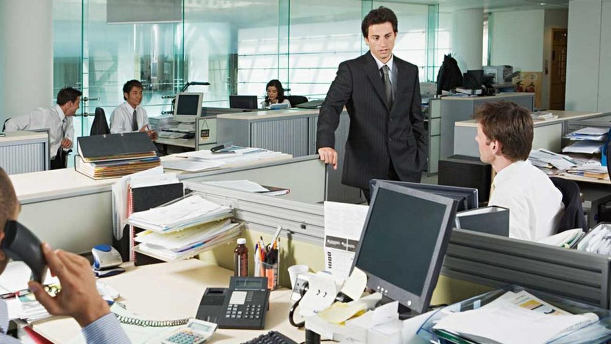 4 ejercicios que puedes hacer en la oficina sin que tu jefe lo note | Evita los efectos de estar muchas horas sentado.
Foto: @ShowmundialShow
