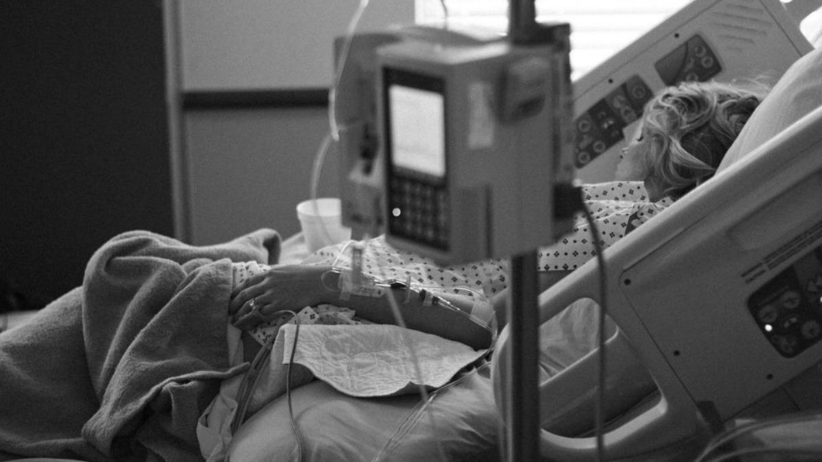  | Los cibernautas reprobaron que la enfermera se haya aprovechado de la muerte de un paciente para grabar un TikTok.