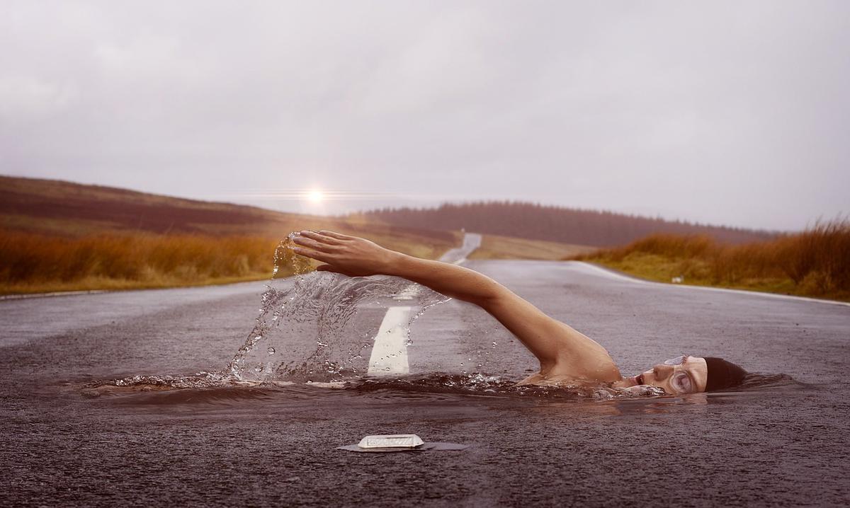 pixabay | Una persona  nadando al estilo crol/libre una hora quemará 590 calorías yendo rápido, y 413 nadando más lentamente.