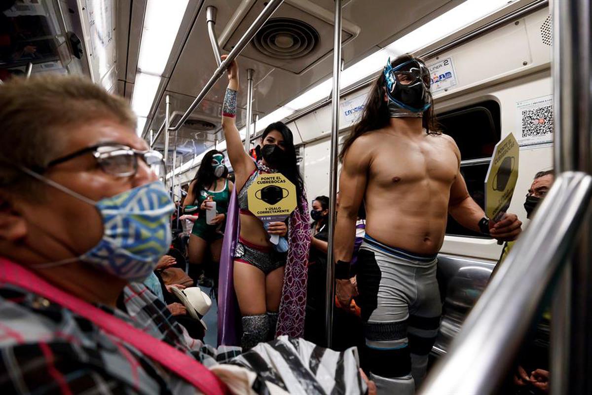  | Luchadores combaten la pandemia de Covid y reparten cubrebocas en el Metro de la CDMX