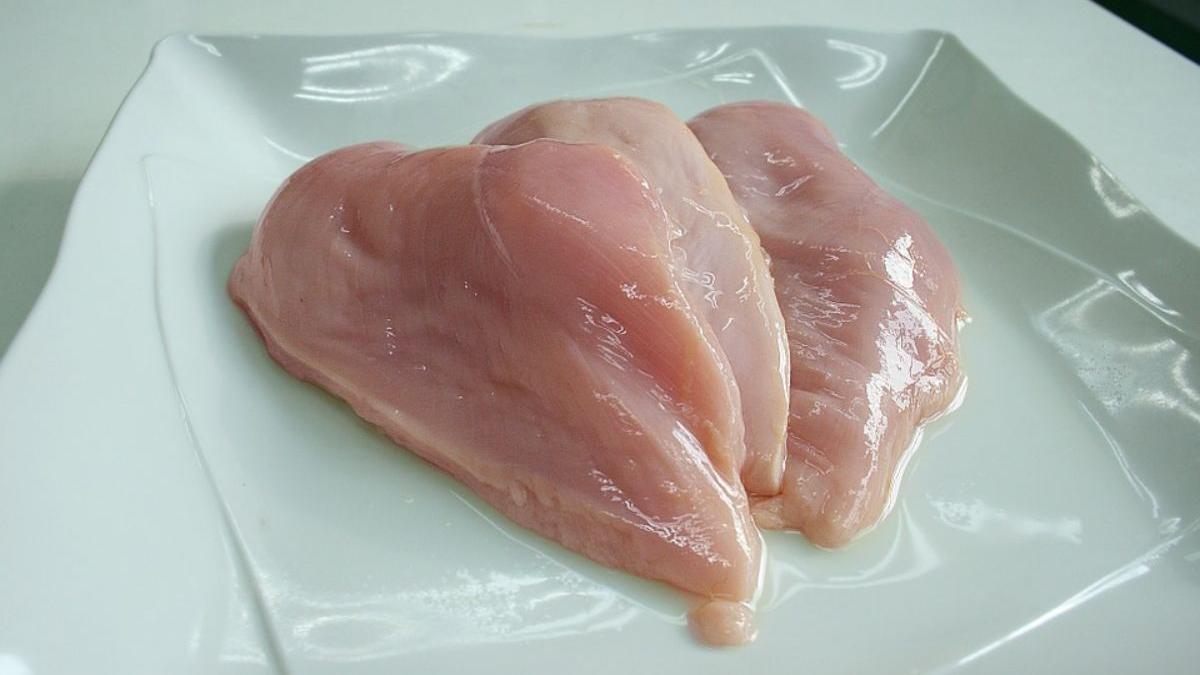  | Si lavas el pollo antes de cocinarlo debes parar; aquí te explicamos por qué esa práctica es peligrosa.