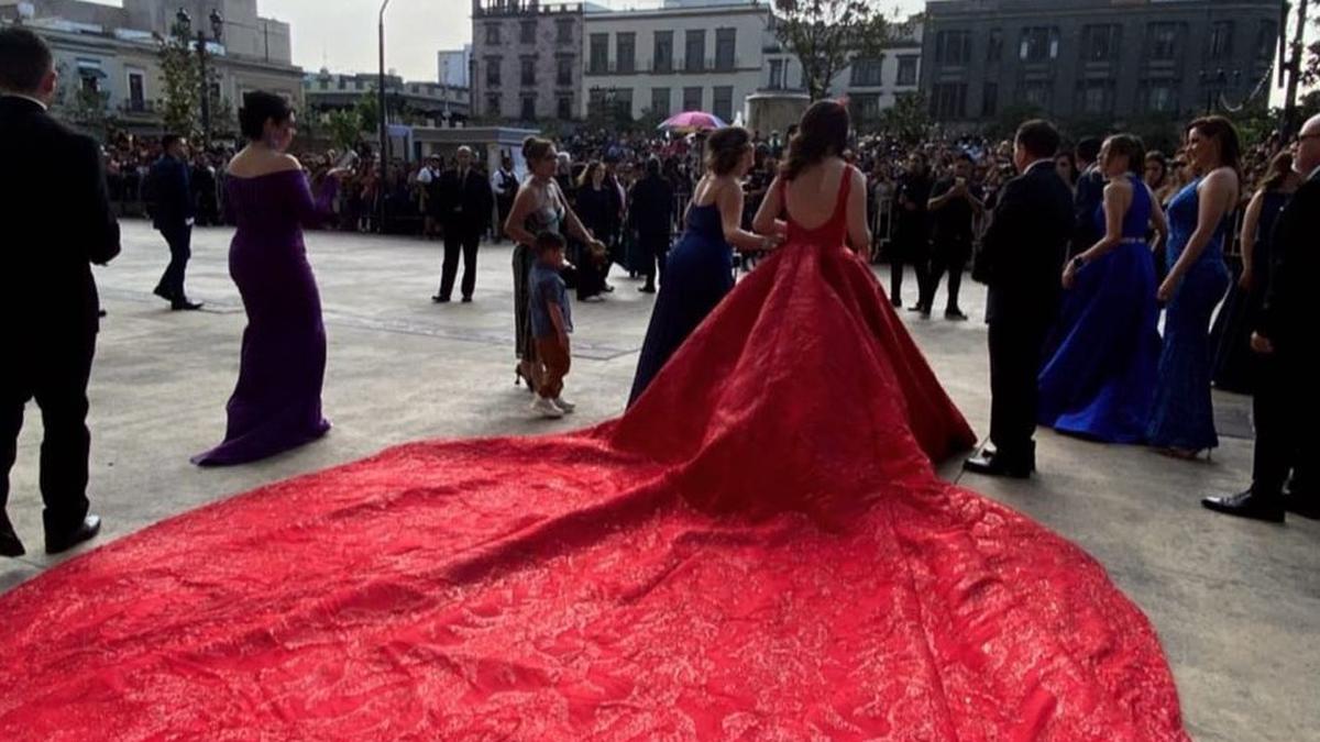 Emily Cinnamon lució un enorme vestido rojo valuado en miles de pesos. | Foto: Especial