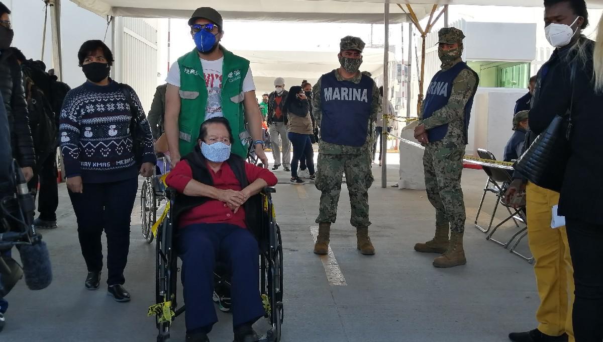  | Al igual que en ocasiones anteriores, voluntarios auxiliaron a personas con problemas de movilidad. Foto: Martín Rocha