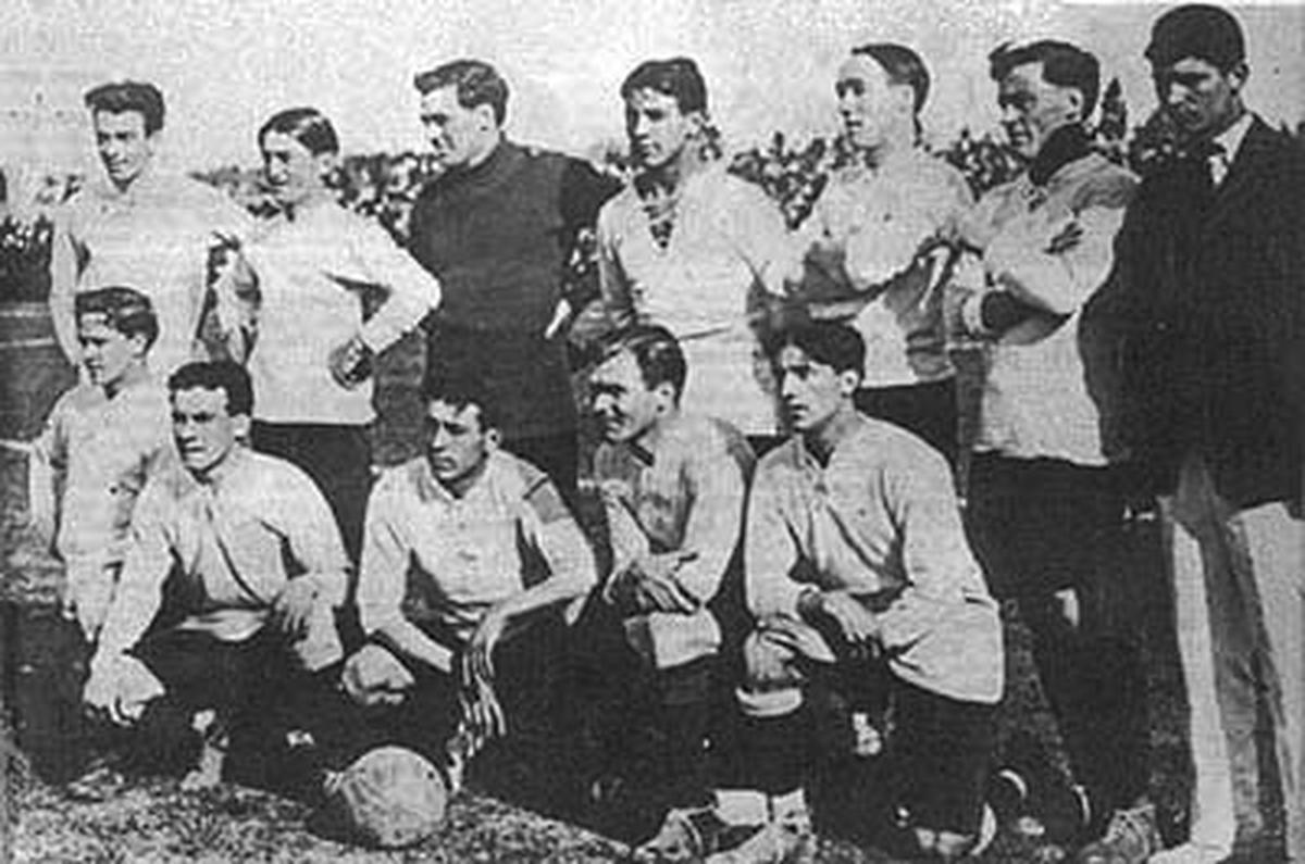 Uruguay campeón | Uruguay en 1917 tenía un equipo y logró la hazaña del bicampeonato (Archivo AUF).