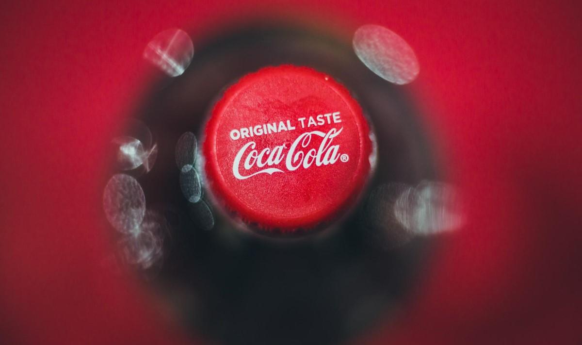Coca-Cola botella vidrio plástico | La Coca-Cola es una de las bebidas más populares en todo el planeta.