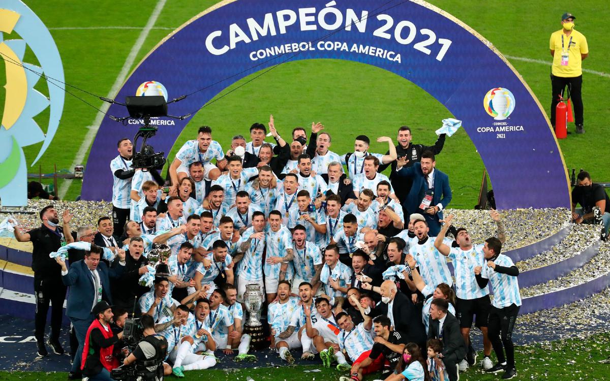 Argentina campeón | Los jugadores de Argentina levantan el trofeo que los acreditó como campeones (EFE)