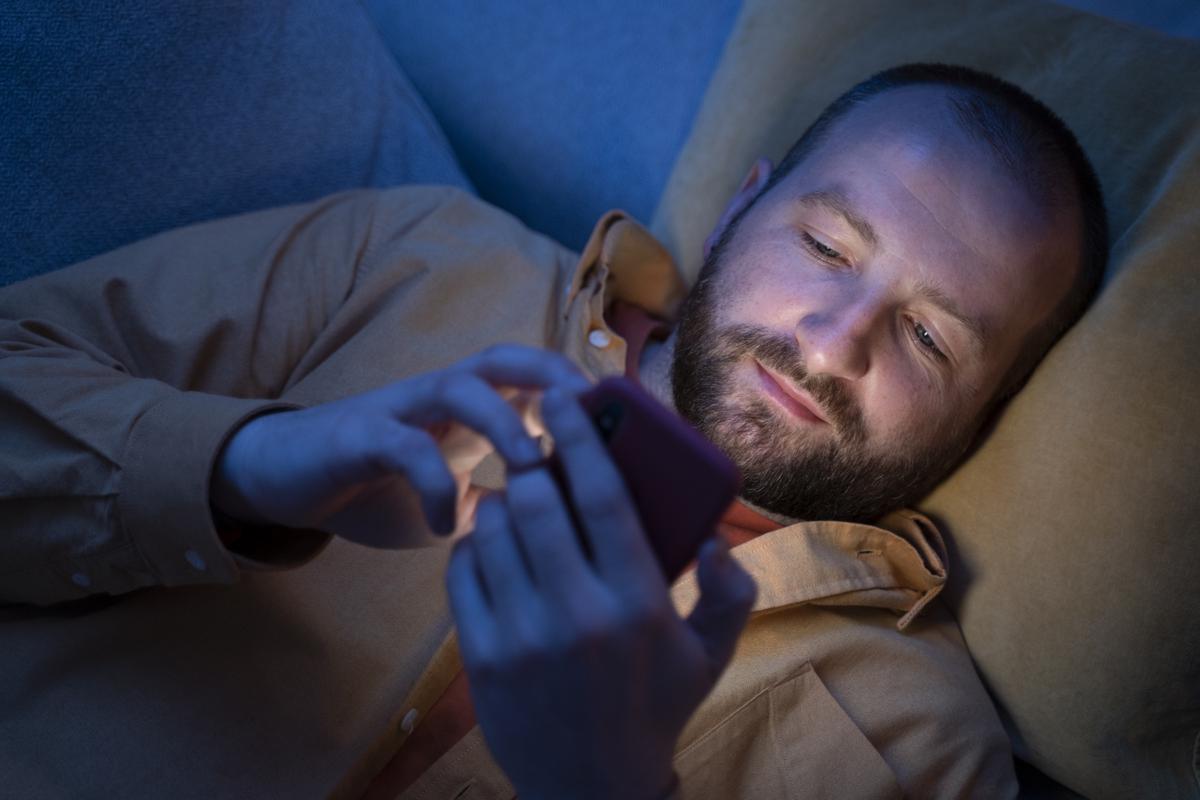 Prioriza tu descanso | Apagar el celular antes de dormir mejora la calidad del sueño. Fuente: Freepik
