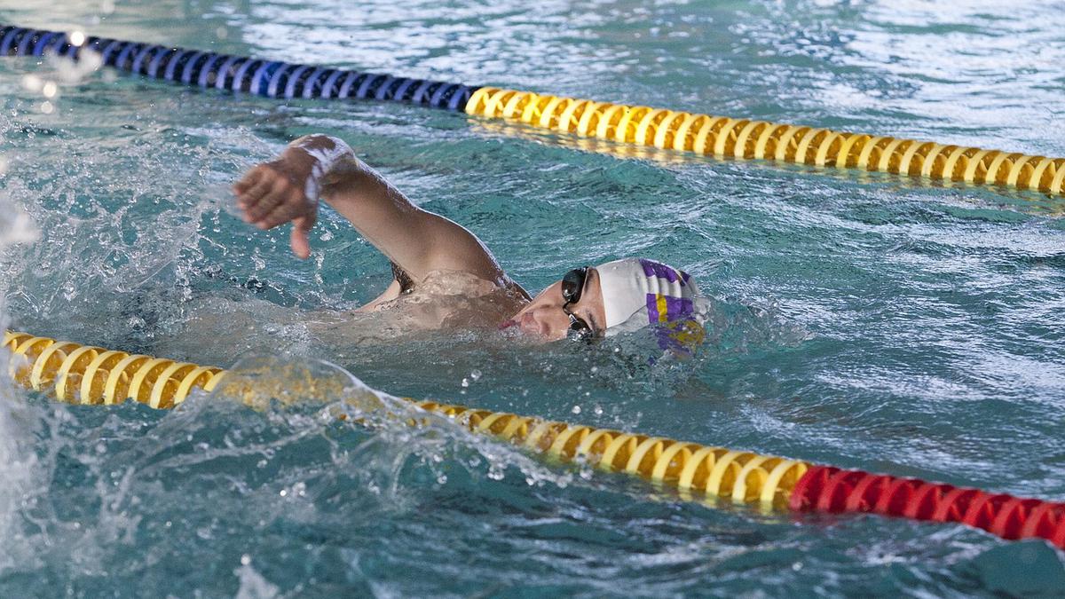 Natación. | Sumérgete en los beneficios de la natación y descubre cómo este ejercicio acuático puede ser tu aliado en el viaje hacia una vida más saludable. (Pixabay)