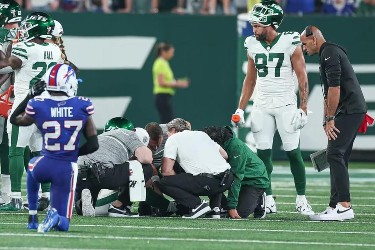 Green Bay Packers | Aaron Rodgers sufrió una lesión y todos apuntan al pasto sintético. Crédito: Vincent Carchietta-USA TODAY Sports.