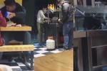 VIDEO: Lord Tupper causa polémica por llevarse todos los complementos de un puesto de comida