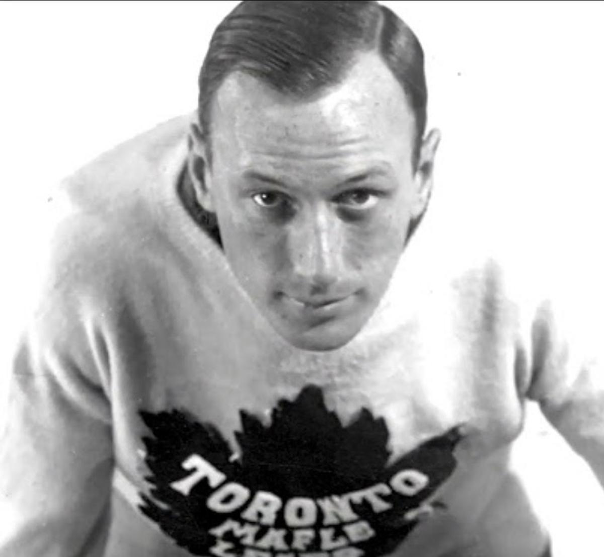 Ace Bailey | La playera 6 del jugador del equipo de Toronto ya es historia. | fuente: captura de YouTube @CunuckHockey