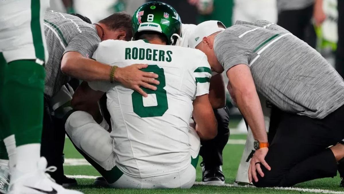 Aaron Rodgers | La lesión del quaterback Green Bay Packers puso al pasto sintético en medio de la polémica. Crédito: Robert Deutsch-USA TODAY Sports.