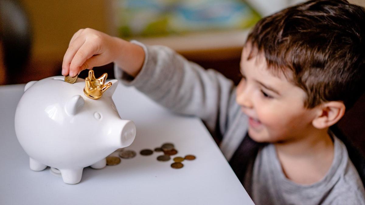 El dar domingo a los niños puede ser el inicio de una educación financiera.