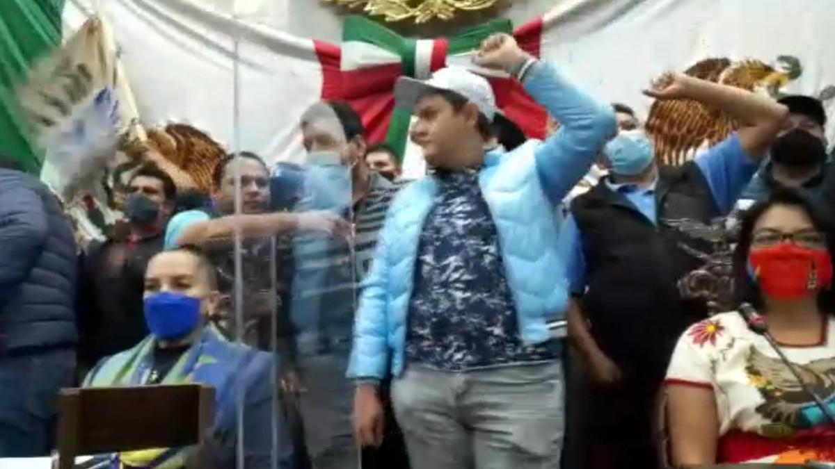  | Maestros de la CNTE tomaron la tribuna del Congreso de Michoacán. Foto: Captura de pantalla de video / Marco Santoyo
