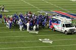 NFL: Jugador de los Buffalo Bills sufre un brutal golpe; el cuello se le dobla hacia atrás (VIDEO)