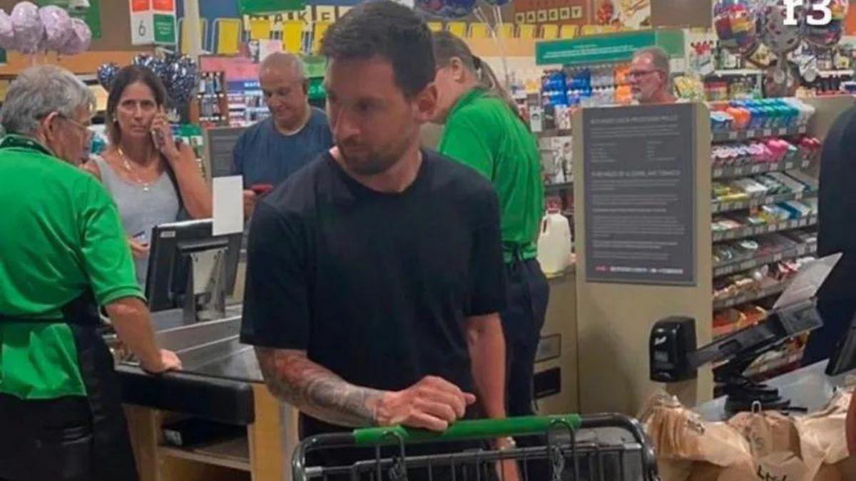 Messi salió de compras. | Leo revolucionó un supermercado en Miami.