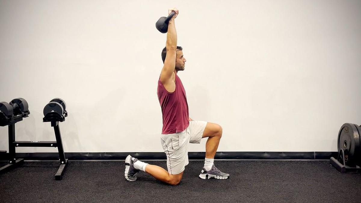Half-kneeling presses | Uno de los ejercicios propuestos por el entrenador de Superhéroes.
Foto: Redes Sociales
