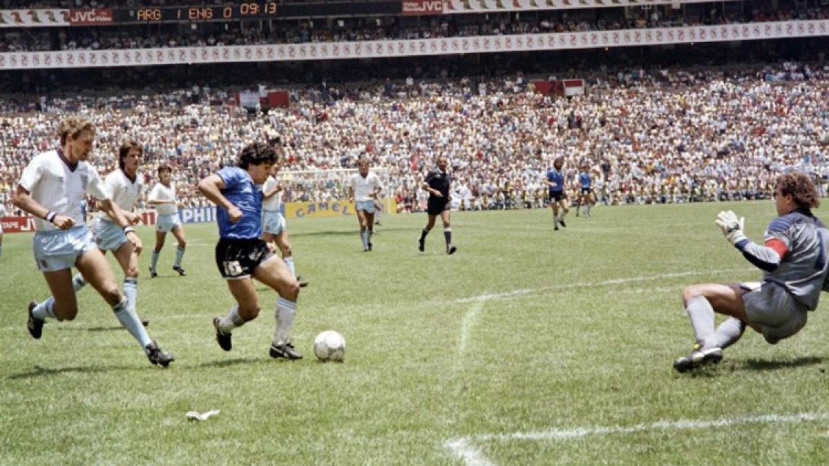 Diego Armando Maradona es el autor del famoso Gol del Siglo en el Mundial de México 1986.