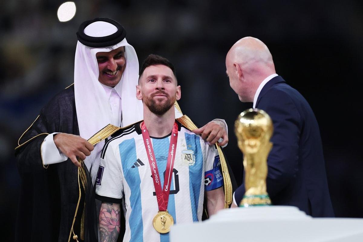  | Messi recibe la Copa del Mundo. Fuente: Instagram @afaseleccion
