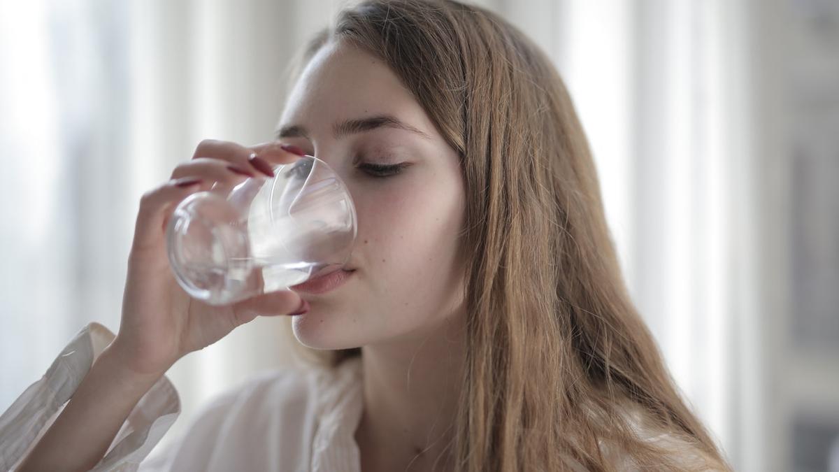  | En el Día Mundial del Agua, destacamos los 10 beneficios de beber agua en ayunas.