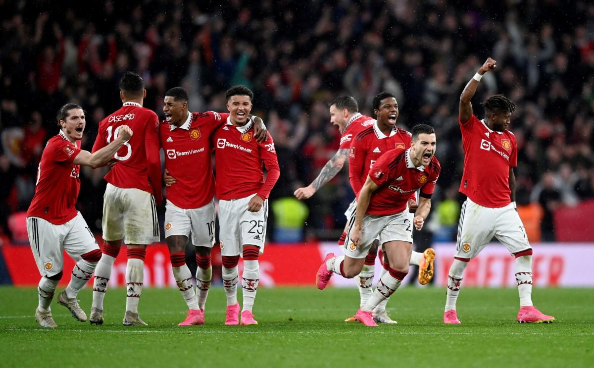 El Manchester United decidió utilizar indumentaria alterna. | Reuters