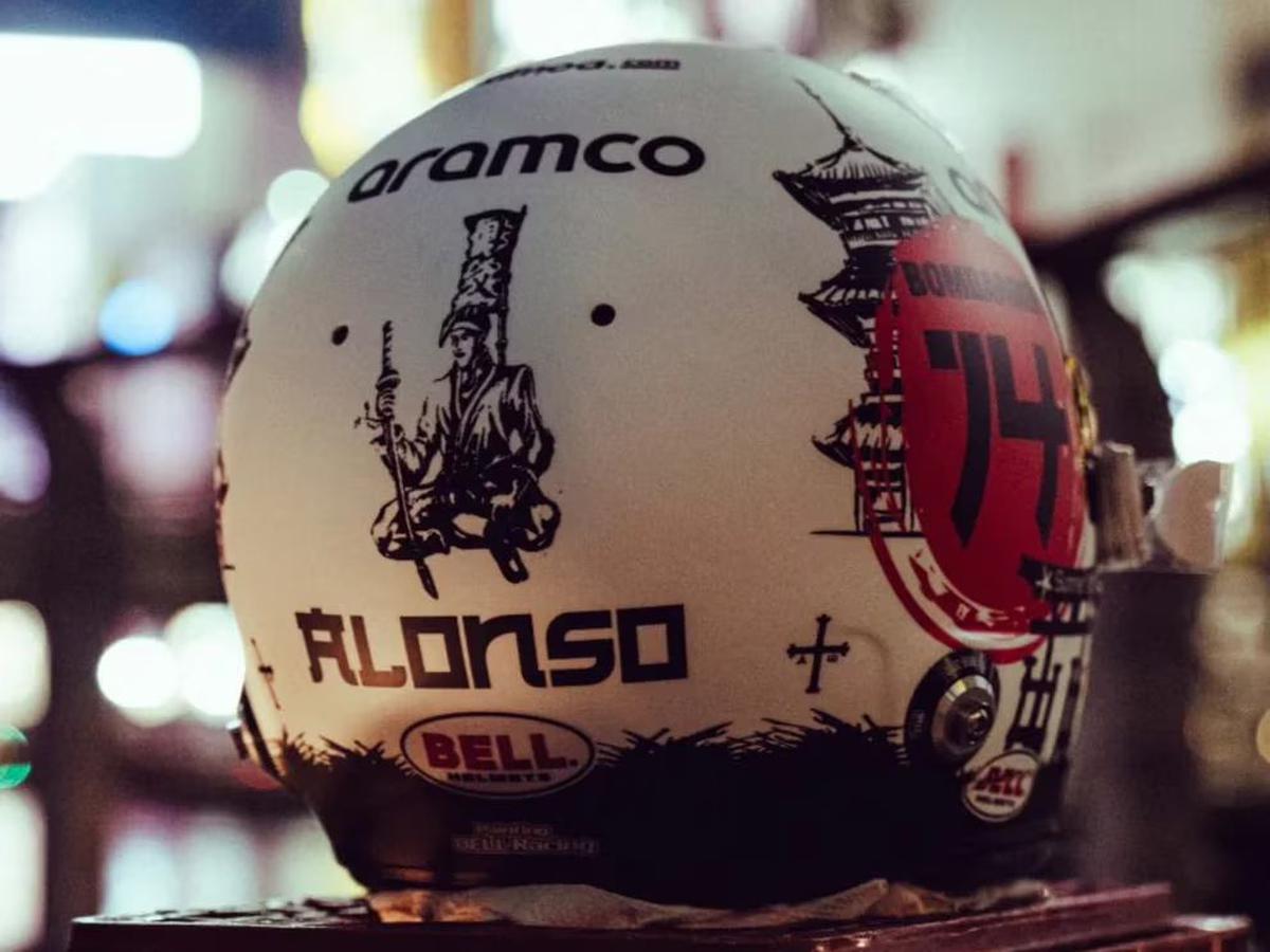 El casco tiene un samurai muy similar a un tatuaje de Alonso | Todo su diseño es un homenaje a la cultura japonesa.
Foto: @ShowmundialShow